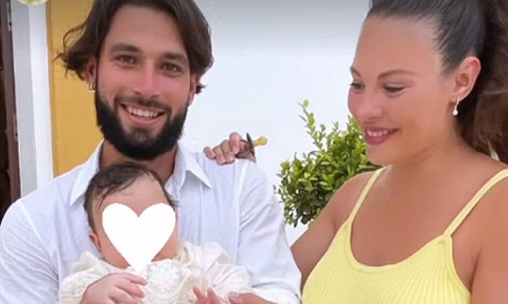 Jessica Bueno, en la recta final de su embarazo, no se pierde el bautizo de su ahijado