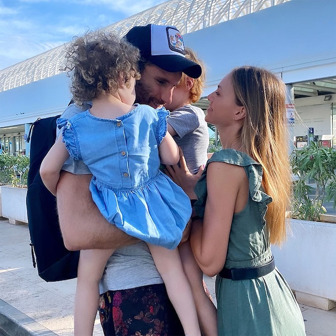 El abrazo de despedida de Helen Lindes y sus hijos a su 'capitán' olímpico