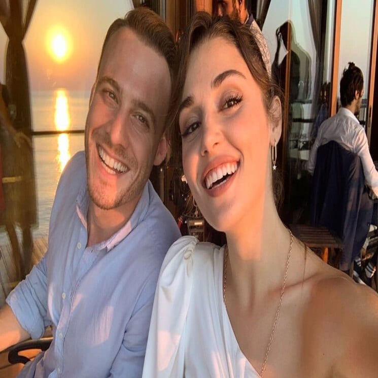 La faceta más bromista de Kerem Bürsin con Hande Erçel y sus compañeros de 'Love in in the air'