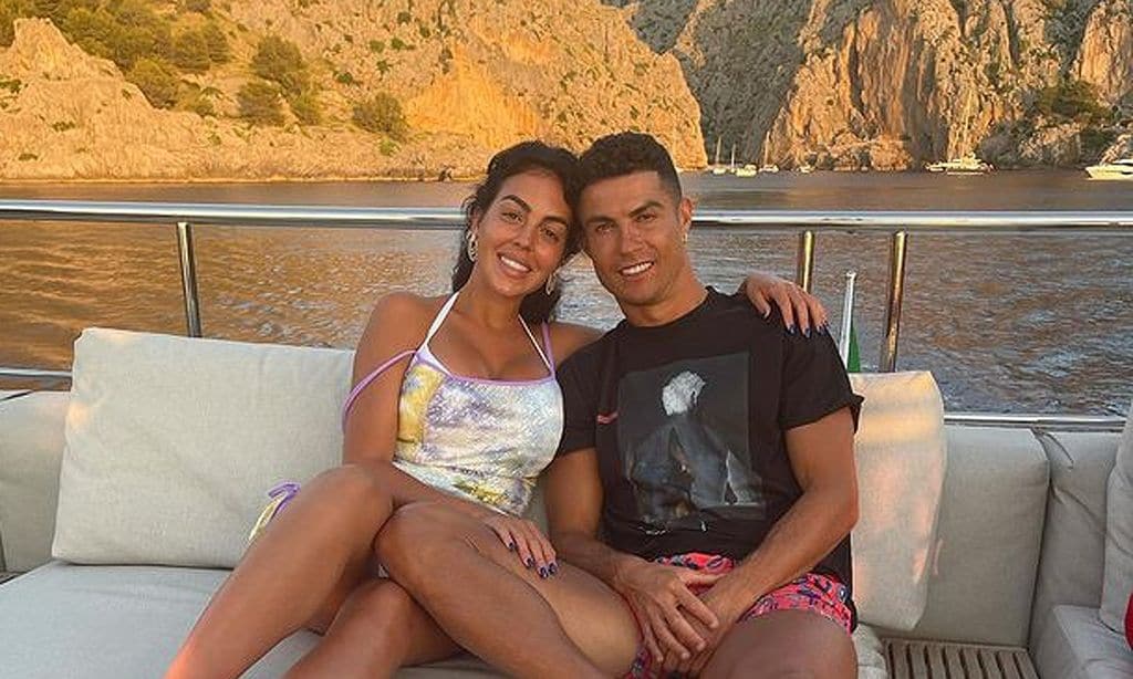 De lucir cuerpazo bajo el mar a surcar los mares a ritmo del 'Rey León'... Georgina y Cristiano se ponen románticos