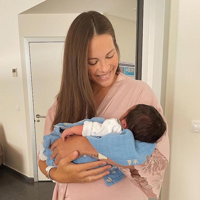 Jessica Bueno y Jota Peleteiro ya están en casa con su hijo recién nacido, Alejandro