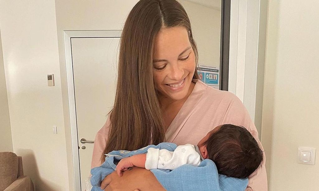 Jessica Bueno y Jota Peleteiro ya están en casa con su hijo recién nacido, Alejandro