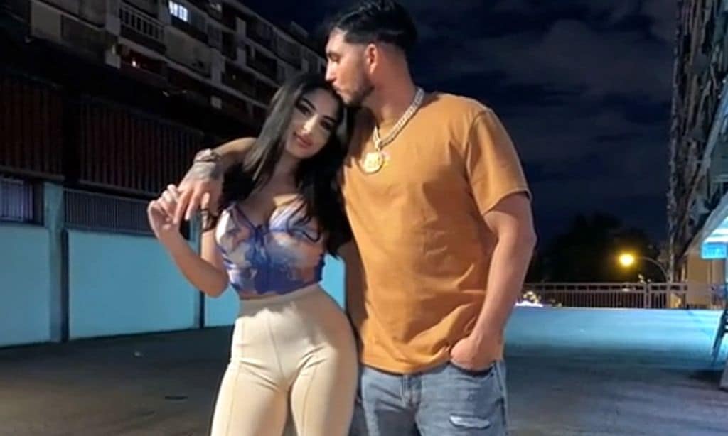 Omar Montes posa (¡y baila!) por primera vez con su nueva novia