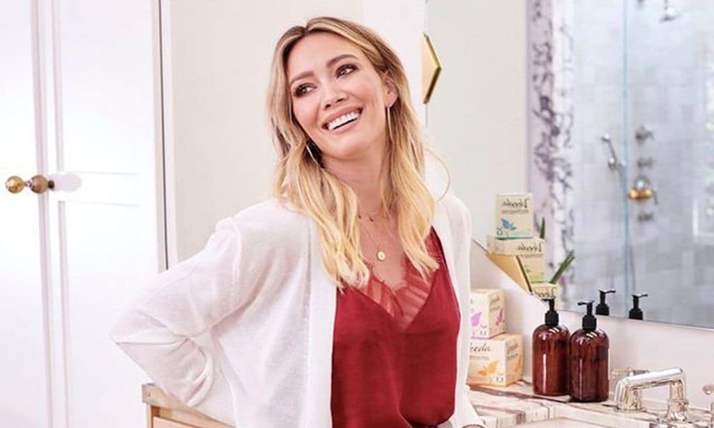 Hilary Duff comparte ocho impactantes fotografías dando a luz en casa a su última hija