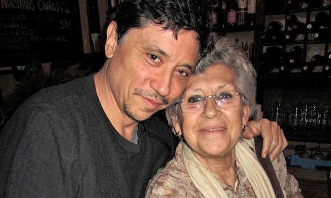La entrañable fotografía familiar de más de 50 años con la que Carlos Bardem despide a su madre