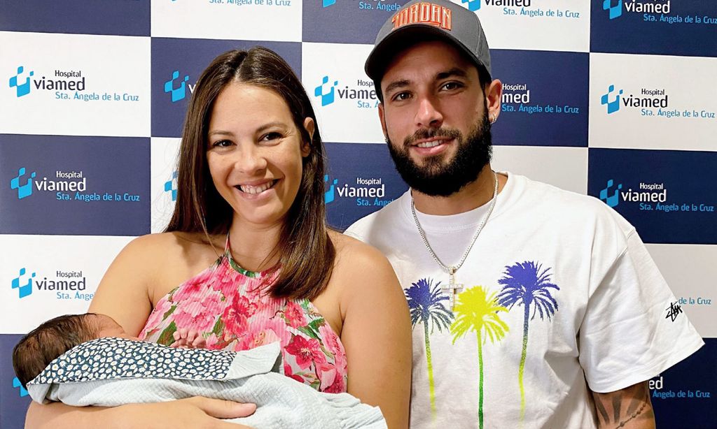 Jessica Bueno y Jota Peleteiro con su hijo Alejandro