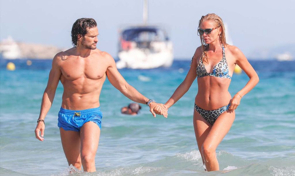 El dulce momento de Esther Cañadas junto a su hija y su novio 'cañón' en el mar de Ibiza