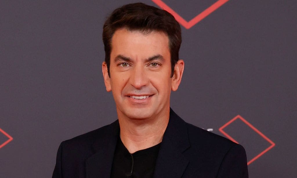 La increíble sorpresa que se llevó Arturo Valls al ver a su mujer y su hijo en 'Ahora Caigo'