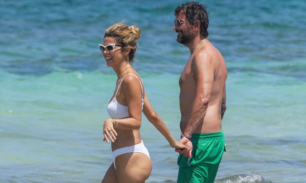 Juana Acosta y Charles Alazet disfrutan de un plan familiar en las playas de Ibiza