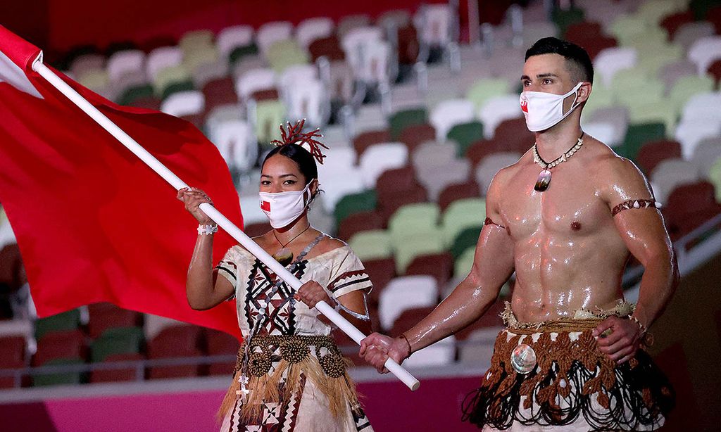 El abanderado de Tonga regresa a los Juegos Olímpicos y vuelve a causar sensación en la inauguración de Tokio 2020