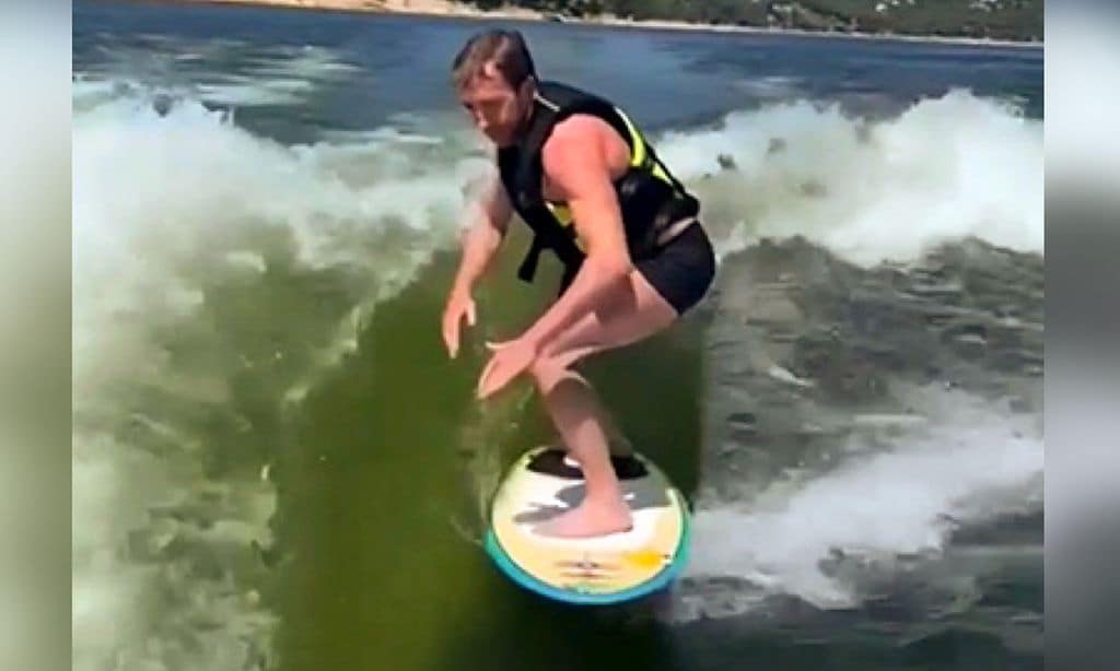 El espectacular vídeo de Pablo Motos surfeando las olas, ¡menudo estilazo tiene: de aquí, a las Olimpiadas!