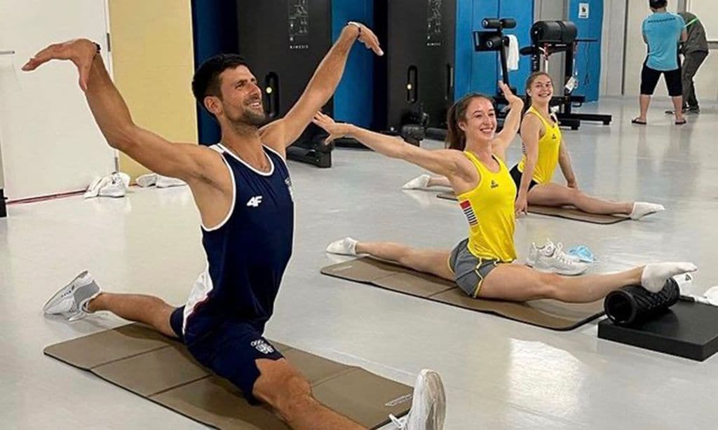 Djokovic se convierte en la gran atracción de la Villa Olímpica y conquista a las gimnastas con su gran humor