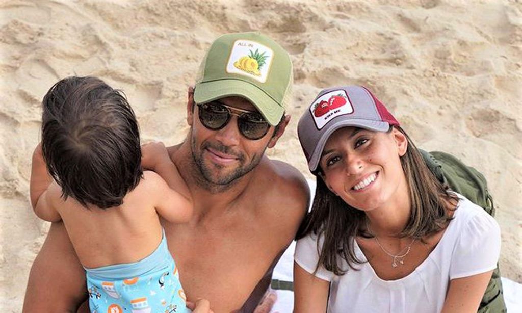 ¡Buscando cangrejos! Las simpáticas vacaciones en la playa de Ana Boyer y Verdasco con su hijo Miguel