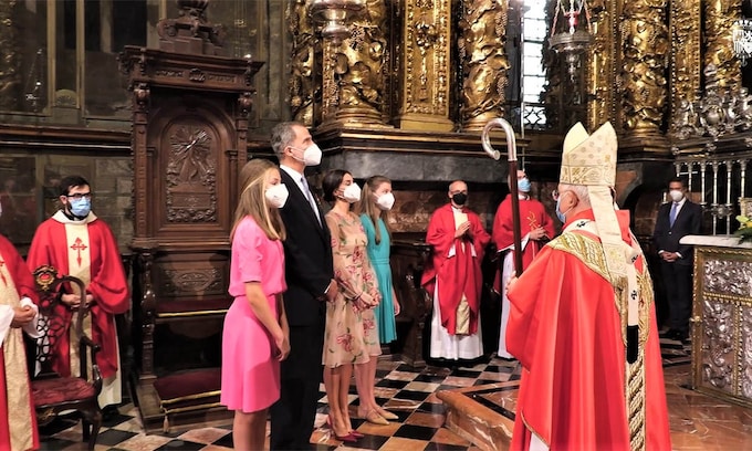 La princesa Leonor y la infanta Sofía, impresionadas por el ritual de botafumeiro en la Ofrenda al apóstol 