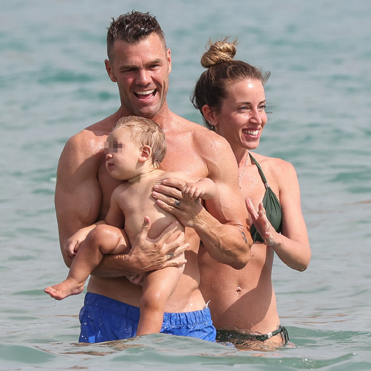 Baños en el mar y muchas risas: Fonsi Nieto y Marta Castro disfrutan del primer verano con su hijo Hugo