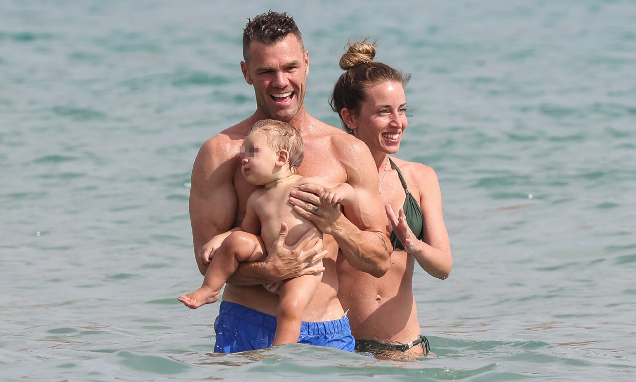 Baños en el mar y muchas risas: Fonsi Nieto y Marta Castro disfrutan del primer verano con su hijo Hugo