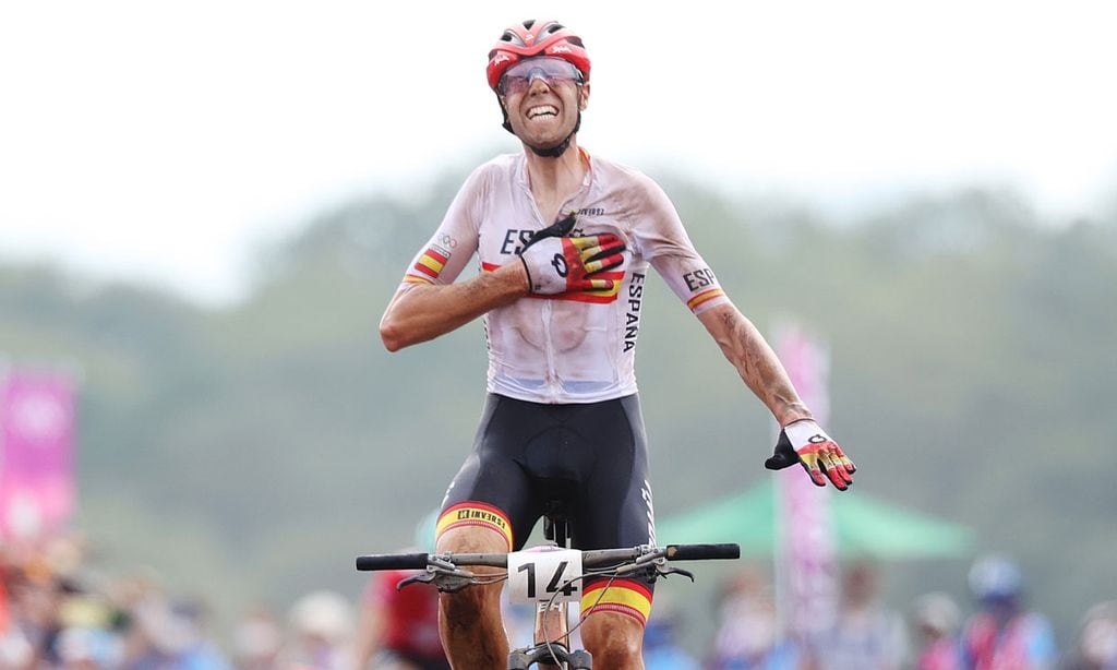 David Valero, ganador de la segunda medalla olímpica para España, rompe a llorar al compartir su emoción con su mujer