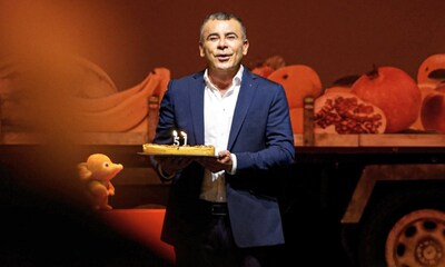 Jorge Javier Vázquez celebra su cumpleaños encima del escenario