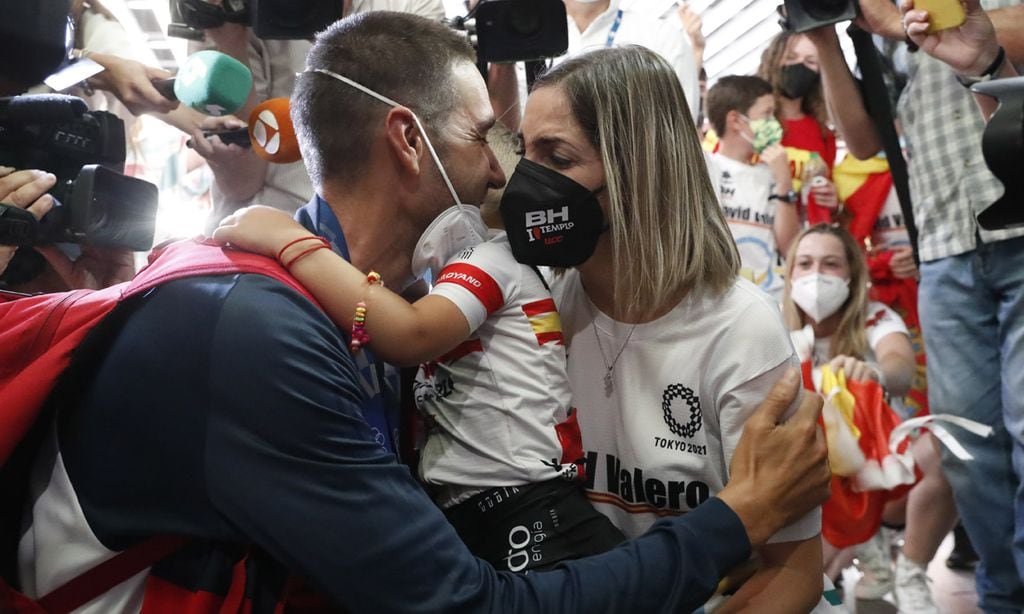 El emocionante reencuentro de los medallistas olímpicos Adriana Cerezo y David Valero con sus familias