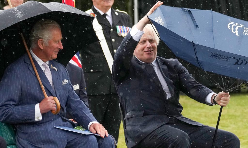 ¡Ni el príncipe Carlos aguantó la risa! El incidente de Boris Johnson con un paraguas digno de una película cómica