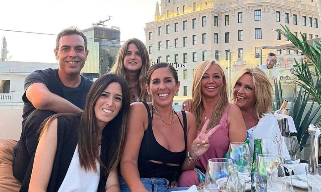 Anabel Pantoja celebra su 'cumplepanto' rodeada de sus compañeros en el cielo de Madrid