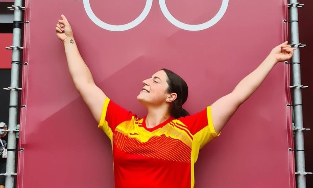 Sala de recreativos y hasta móviles de regalo: la atleta Belén Toimil muestra los secretos de la villa olímpica