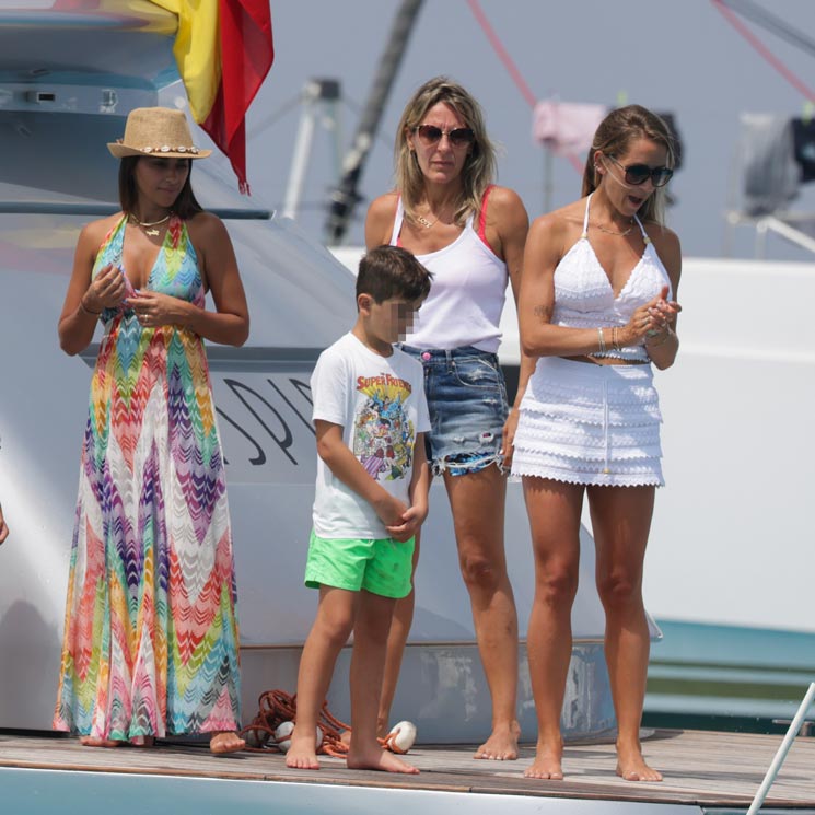 ¡Un gran equipo en alta mar! Leo Messi, Luis Suárez y Cesc Fábregas disfrutan en Ibiza con sus respectivas familias