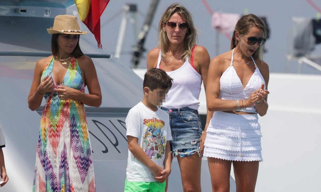 ¡Un gran equipo en alta mar! Leo Messi, Luis Suárez y Cesc Fábregas disfrutan en Ibiza con sus respectivas familias