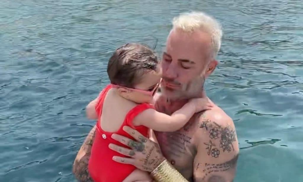 ¡Al agua con papá! Gianluca Vacchi disfruta del 'primer baño en el mar' de su hija
