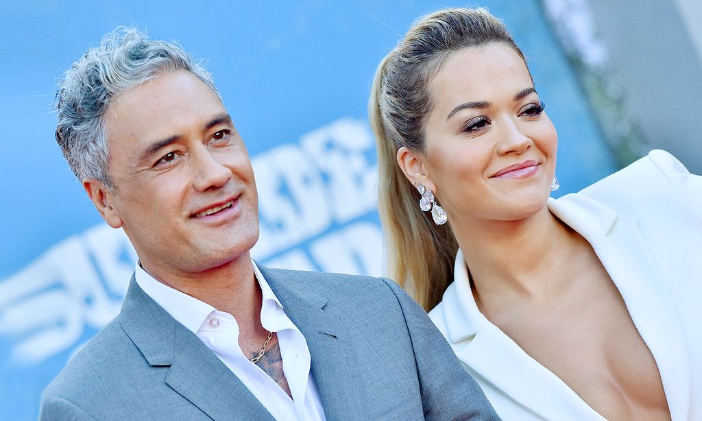 ¡El amor vuelve a la alfombra roja! Rita Ora posa por primera vez con su novio, el actor Taika Waititi