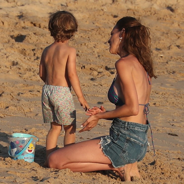 El divertido día de playa de Eva González y su hijo entre abrazos y castillos de arena