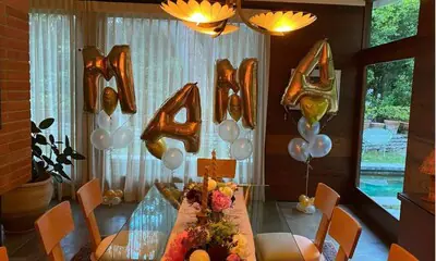 Melanie Griffith, sorprendida por sus hijas en el día de su cumpleaños