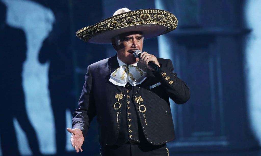 El cantante mexicano Vicente Fernández, ingresado en el hospital tras sufrir una caída