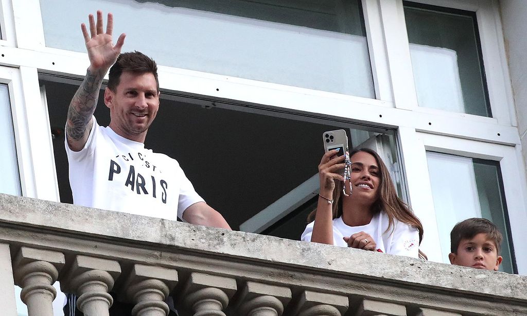 Furor en París por la llegada de Leo Messi junto a su familia a la ciudad que será su nuevo hogar