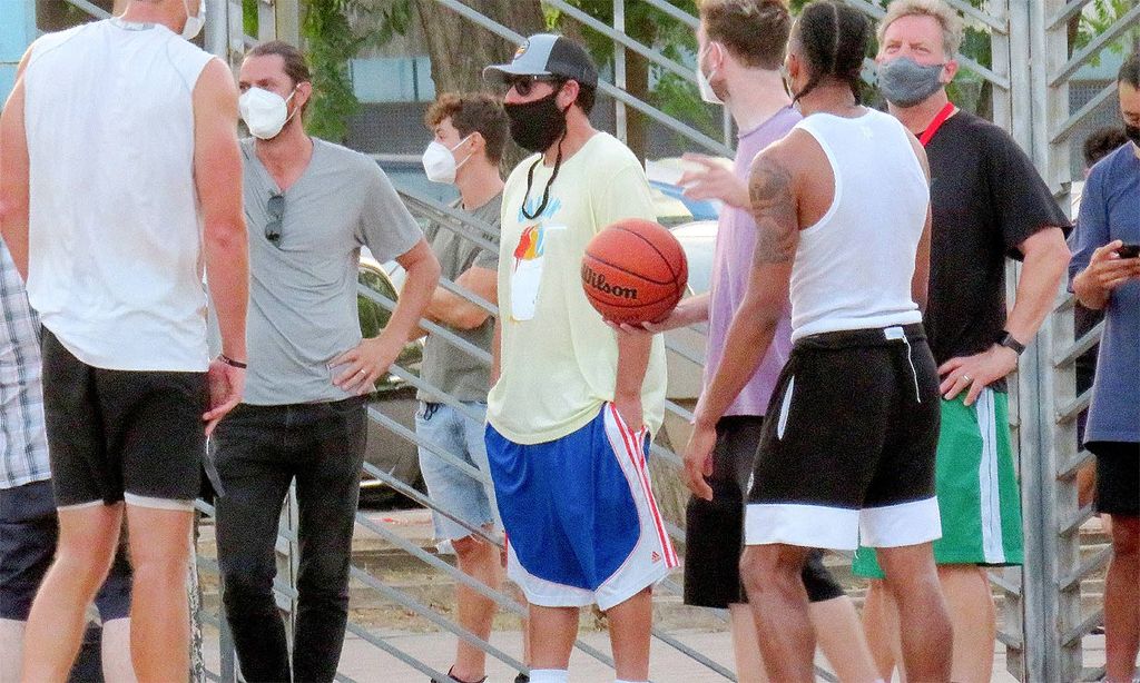 Adam Sandler se 'cuela' en una cancha de Palma de Mallorca como entrenador de un equipo de basket