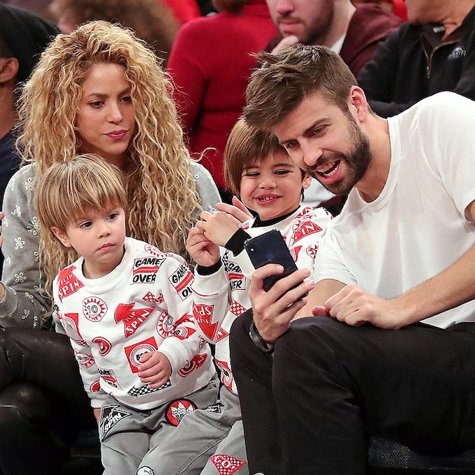 Los hijos de Shakira y Gerard Piqué se unen a los misteriosos 'selfies' de su padre 