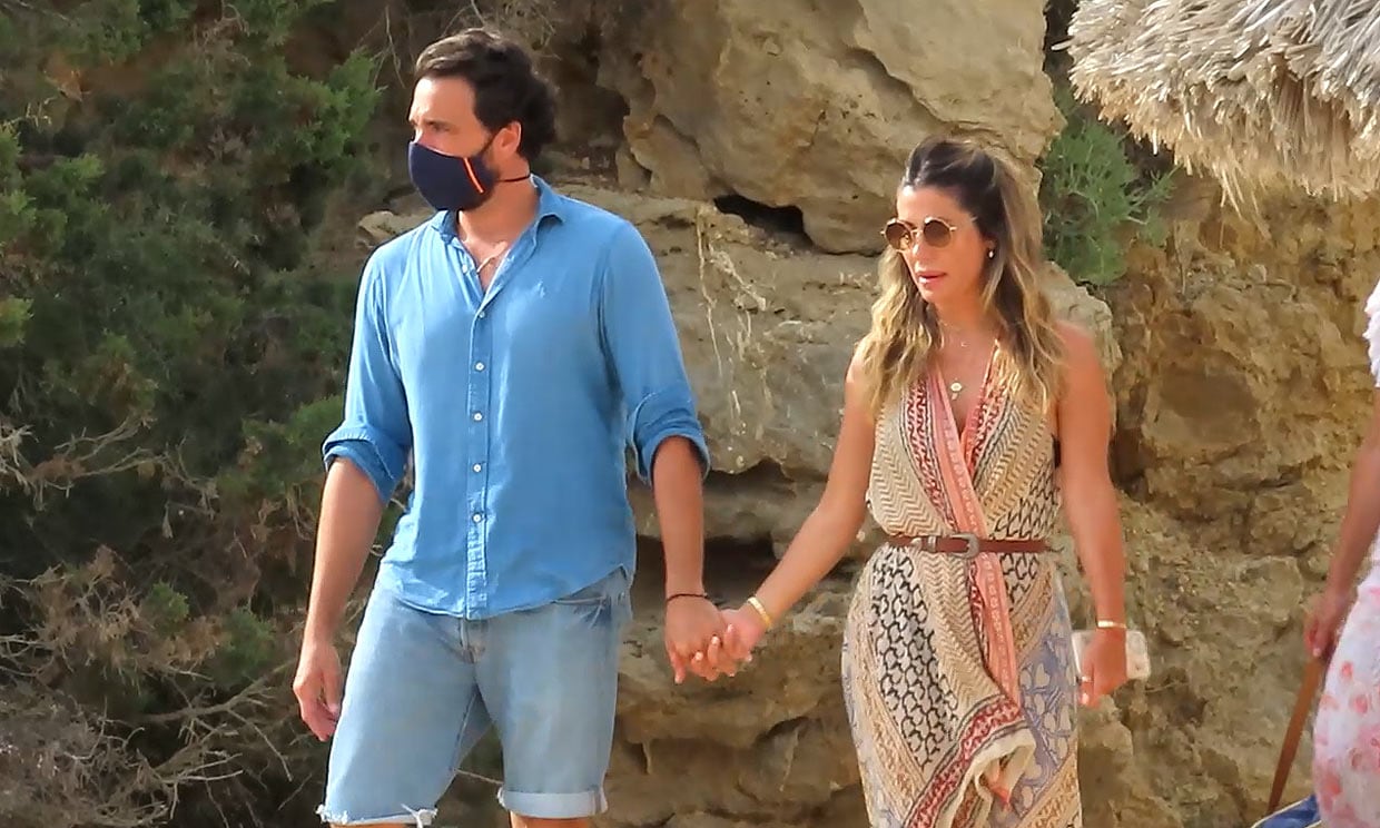 Elena Tablada y Javier Ungría celebran su tercer aniversario de boda así de cariñosos en Ibiza