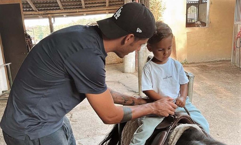 ¡Como auténticos jinetes! Los mellizos de Alice Campello y Álvaro Morata aprenden a montar en poni