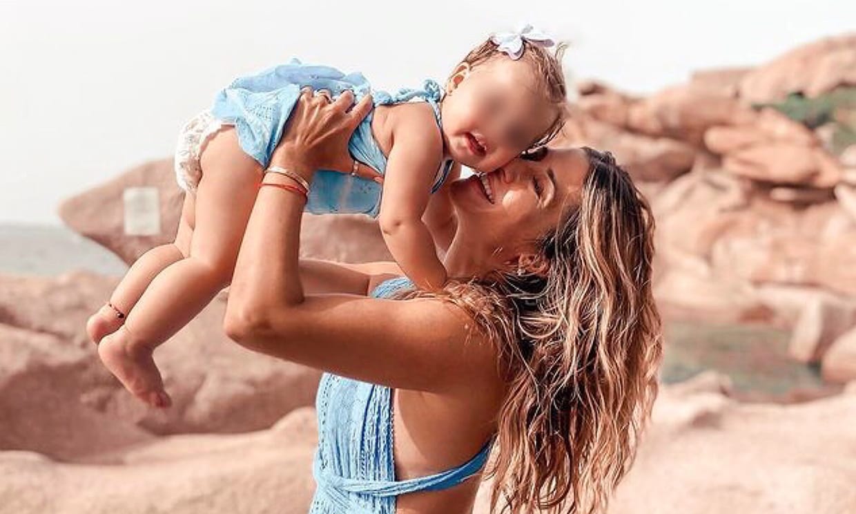 Elena Tablada celebra los 16 meses de su hija Camila con nuevas fotos muy tiernas ¡y refrescantes!