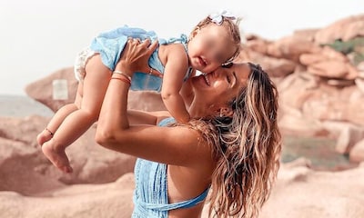 Elena Tablada celebra los 16 meses de su hija Camila con nuevas fotos muy tiernas ¡y refrescantes!