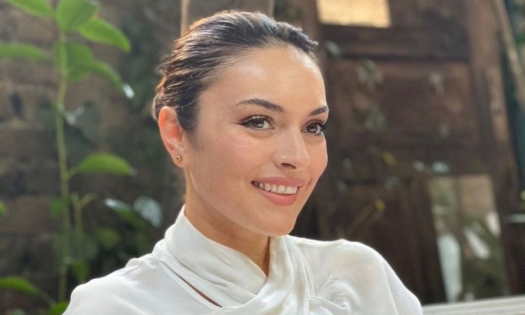 Reivindicativa, sin pelos en la lengua e 'influencer', así es la actriz de 'Inocentes' Ezgi Mola