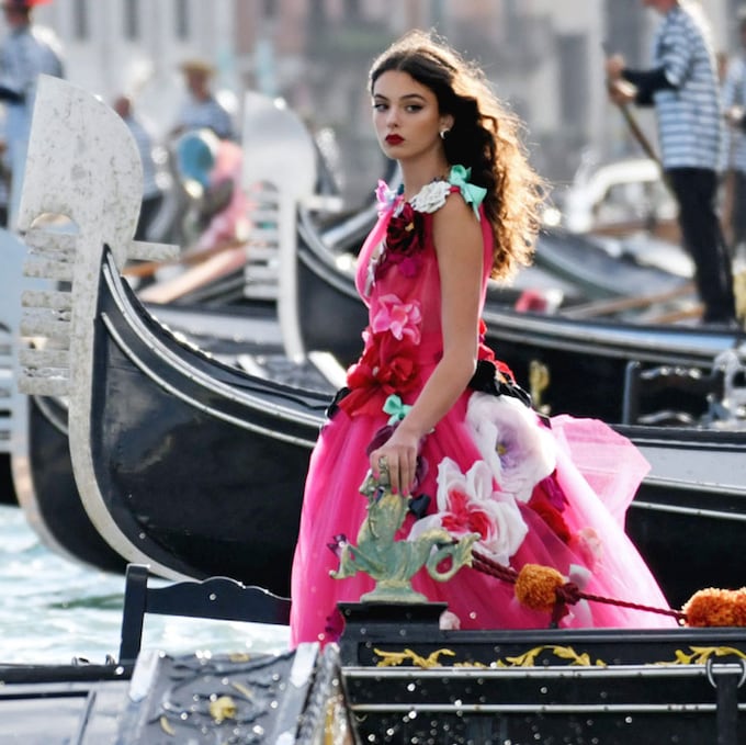 Las hijas adolescentes de Monica Bellucci y Christian Bale debutan sobre la pasarela en Venecia