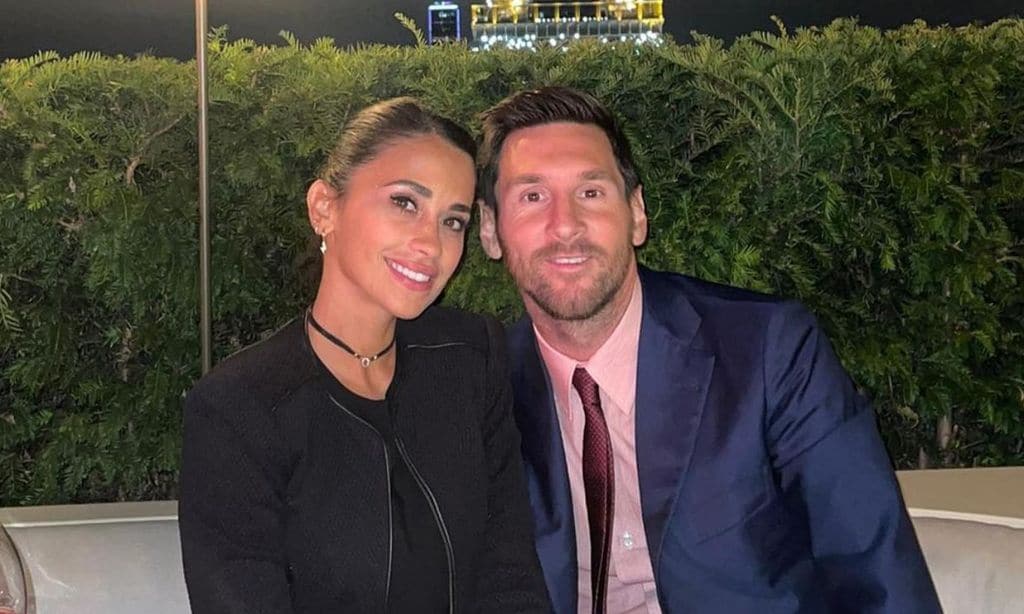 Planes con compañeros, cenas frente a la Torre Eiffel... la nueva vida de Messi y Antonela en París