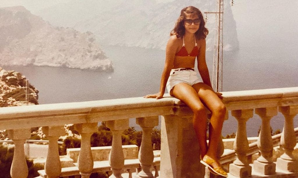 Nuria Roca rescata las fotos más veraniegas de su infancia entre hombreras y cangrejeras
