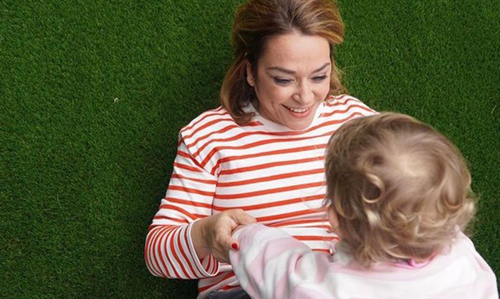 Las simpáticas imágenes de la hija de Toñi Moreno en su primer día de cole: con mochila y paso firme