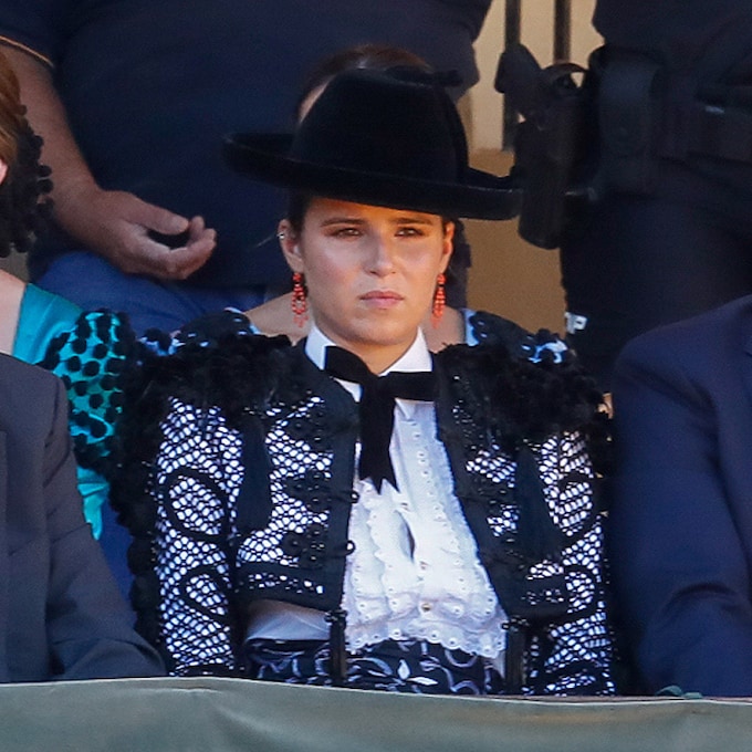 Cayetana Rivera, toda una dama goyesca arropada por su familia en la plaza de toros de Ronda