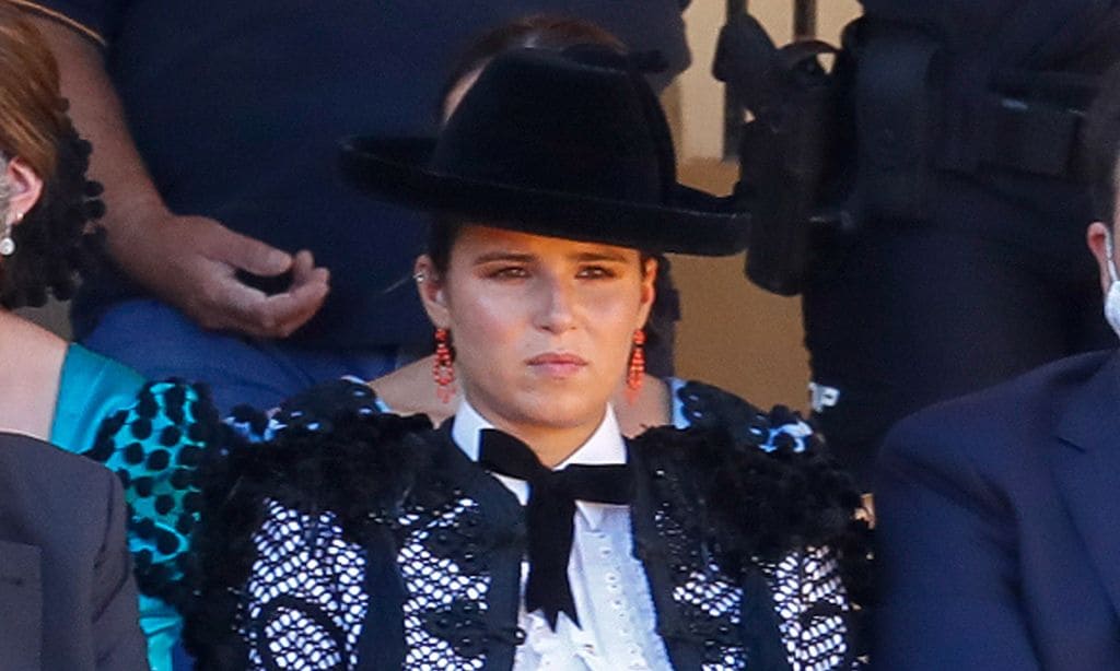 Cayetana Rivera, toda una dama goyesca arropada por su familia en la plaza de toros de Ronda