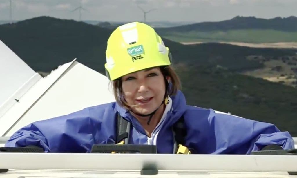 El espectacular regreso de Ana Rosa Quintana al trabajo... ¡desde una torre eólica!