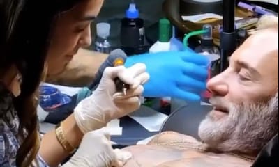 Sharon Fonseca tatúa el pecho de Gianluca Vacchi como prueba de su amor