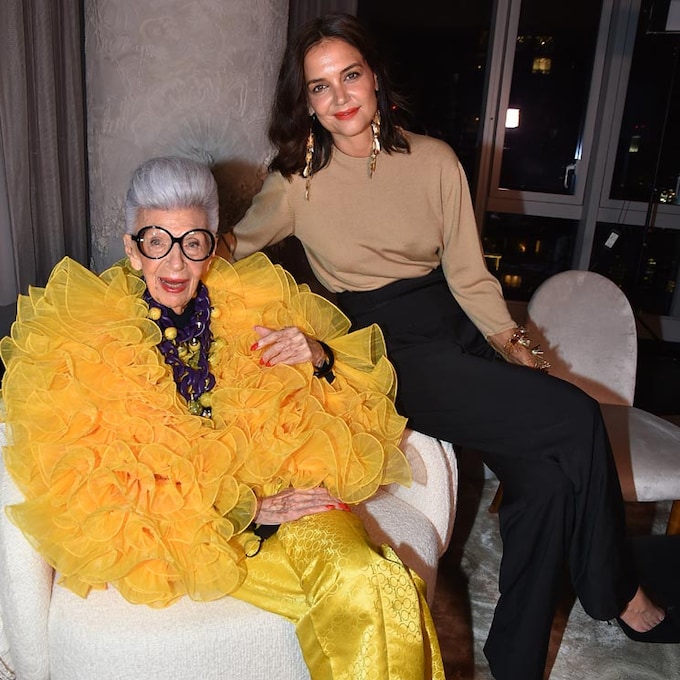 Katie Holmes asiste al 100 cumpleaños de la diseñadora Iris Apfel, todo un icono de estilo del siglo XXI